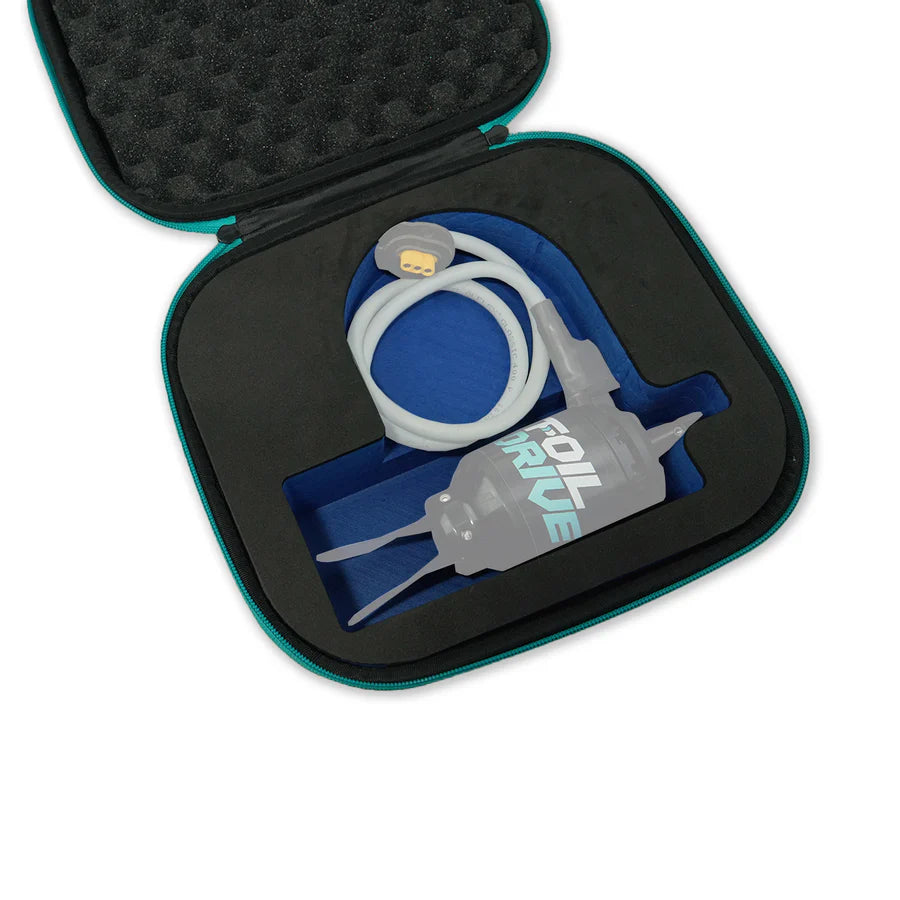 Zeigt, wie Du den Motor im Foil Drive Gen2 Motor Carry Case unterbringen kannst .