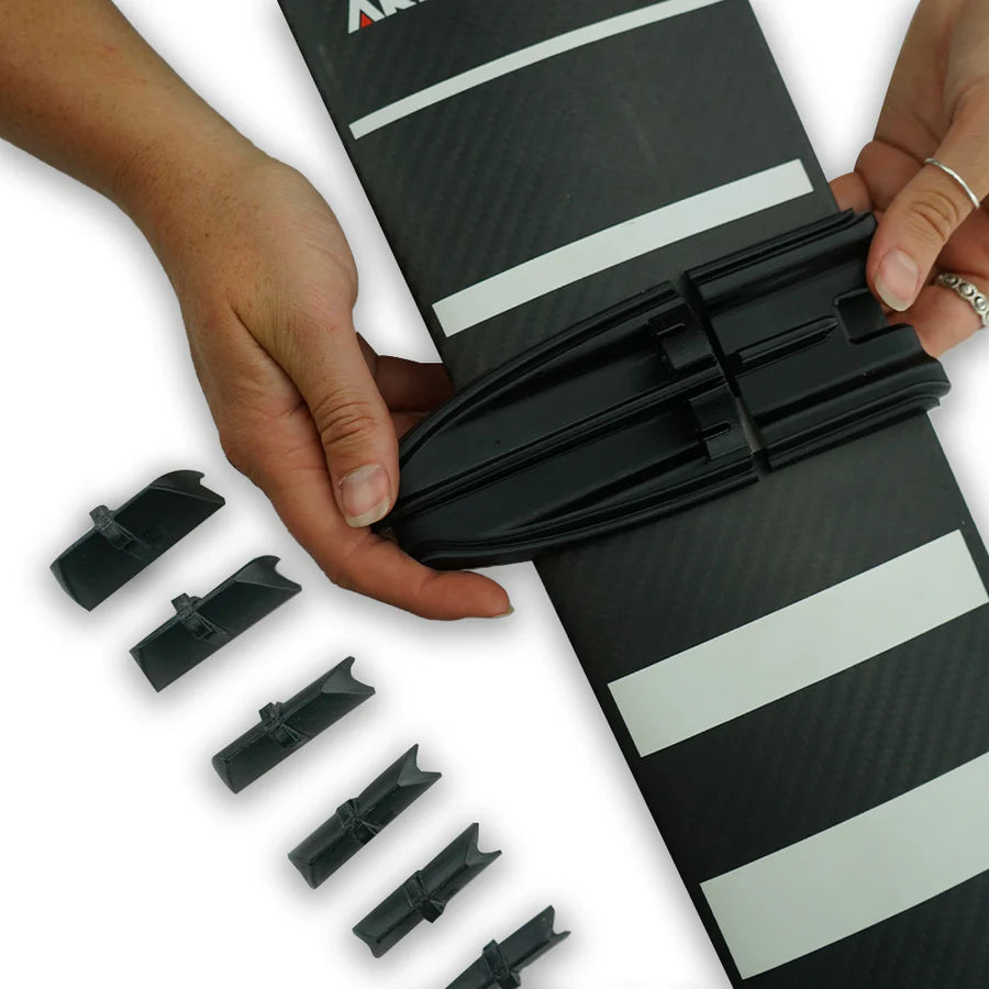 Hier wird gezeigt, wie der Foil Drive Universal Mast Adaptor verwendet wird.