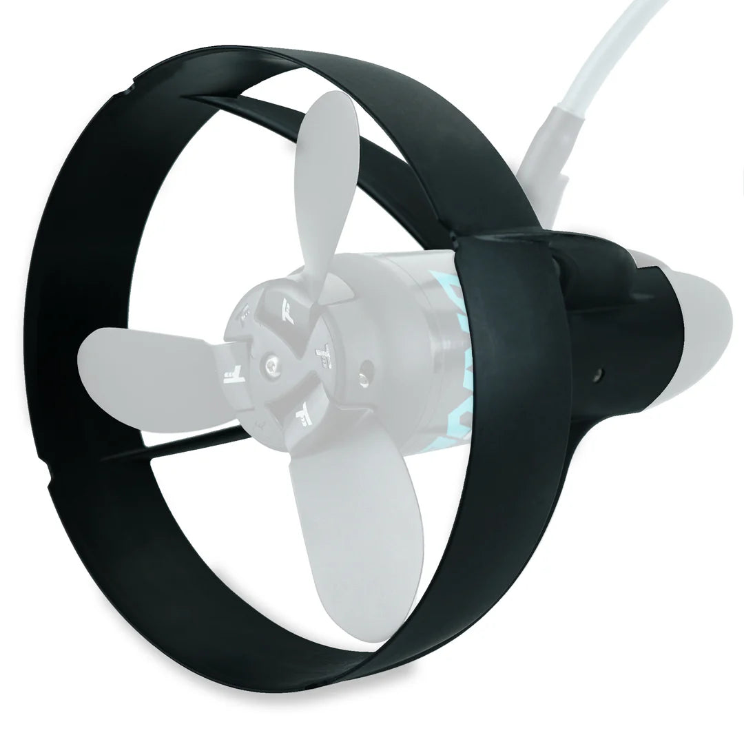 Ein sauberes Bild des Foil Drive Propellerschutzes, das zeigt, wie man ihn montiert.