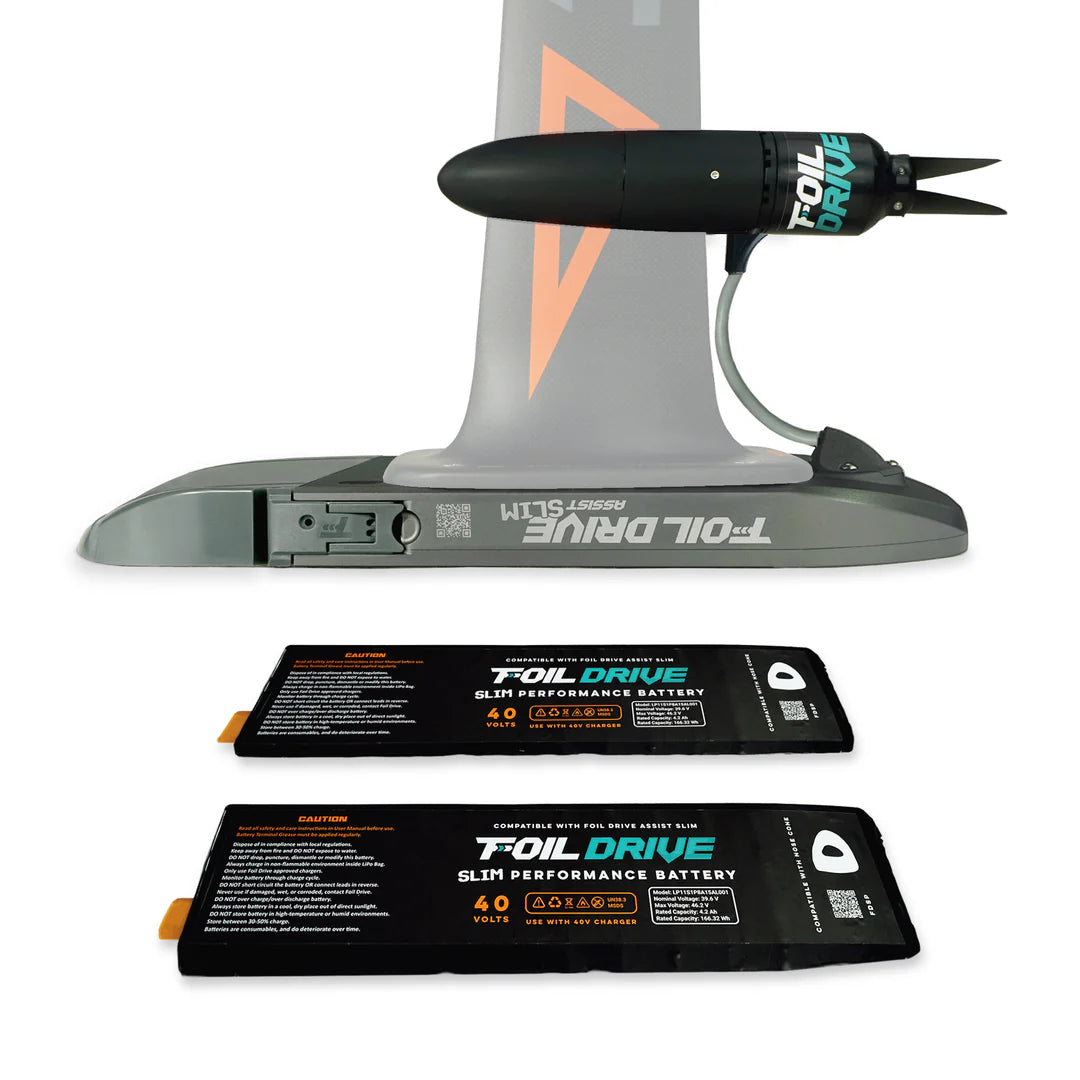 Ein sauberes Foto des Foil Drive Assist Slim 2x Performance Battery Combo vor einem weißen Hintergrund.