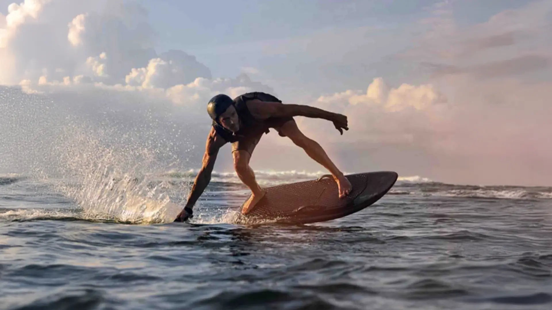 Ein Mann fährt mit seinem Fliteboard eine steile Kurve auf dem Meer.