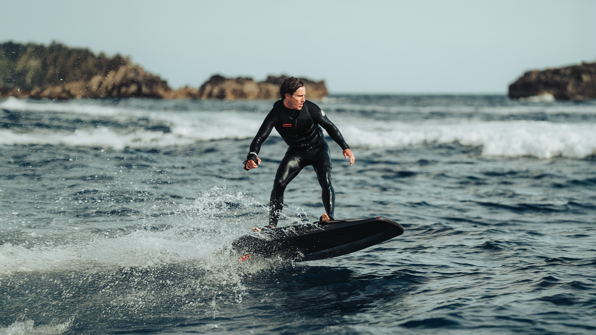Ein Mann fährt mit einem Awake x Brabus Jetboard auf dem Meer.