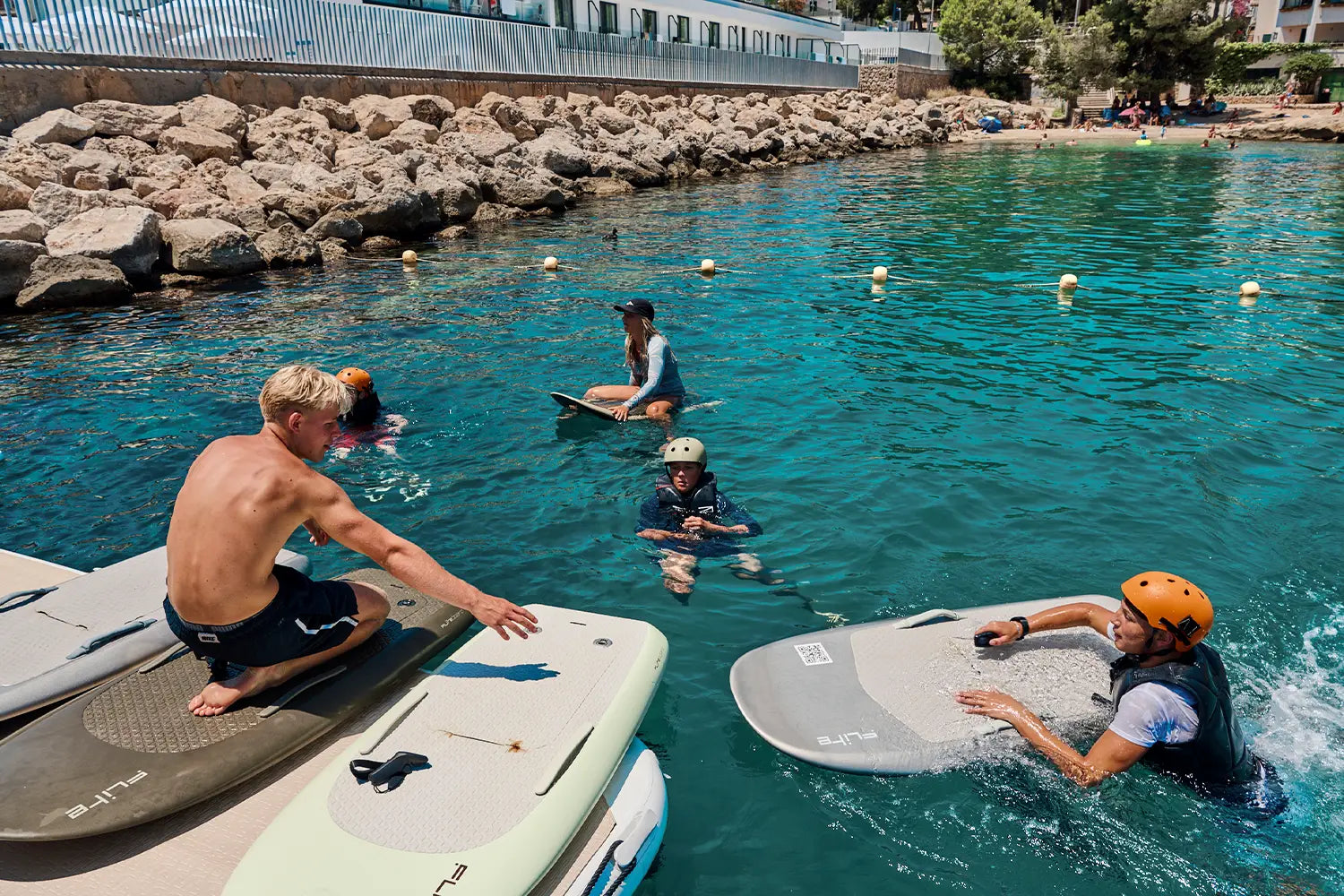 eFoil -Kurs mit eFoil während des praktischen Trainings auf dem Wasser in Mallorca
