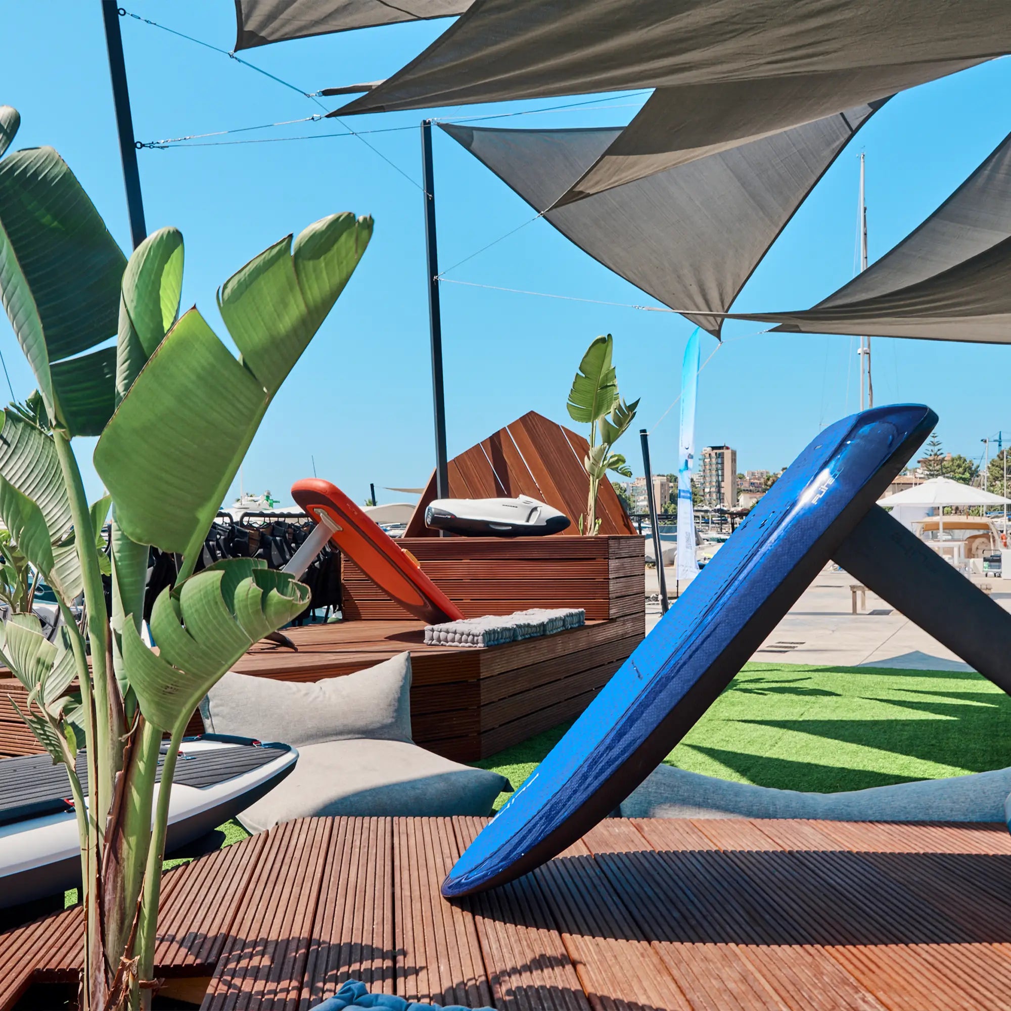 Das „Fliteboard pro“ in Blau steht auf einer Plattform in einem Hafen auf Mallorca.