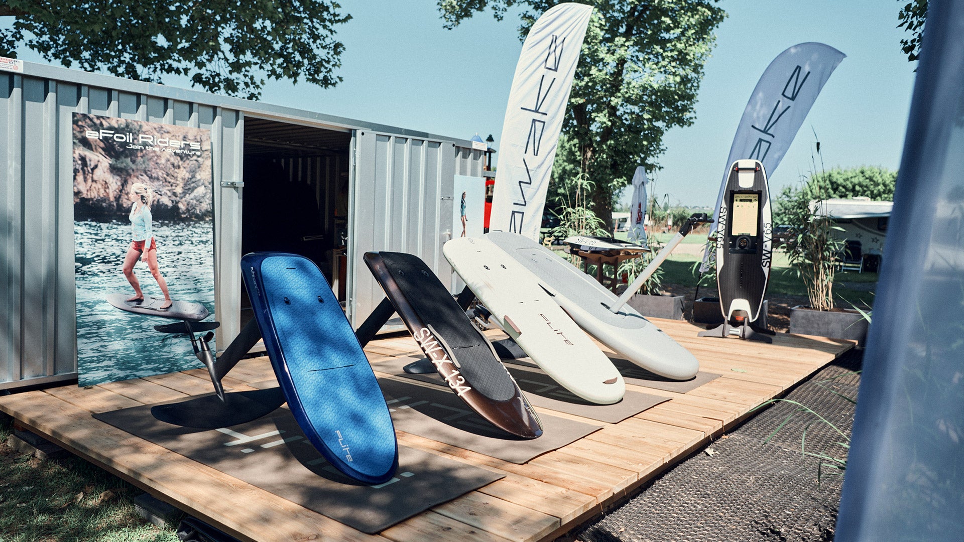Fliteboards und Awake Jetboards sind auf einem Holzsteg an der eFoil Riders Station in Würzburg aufgereiht.