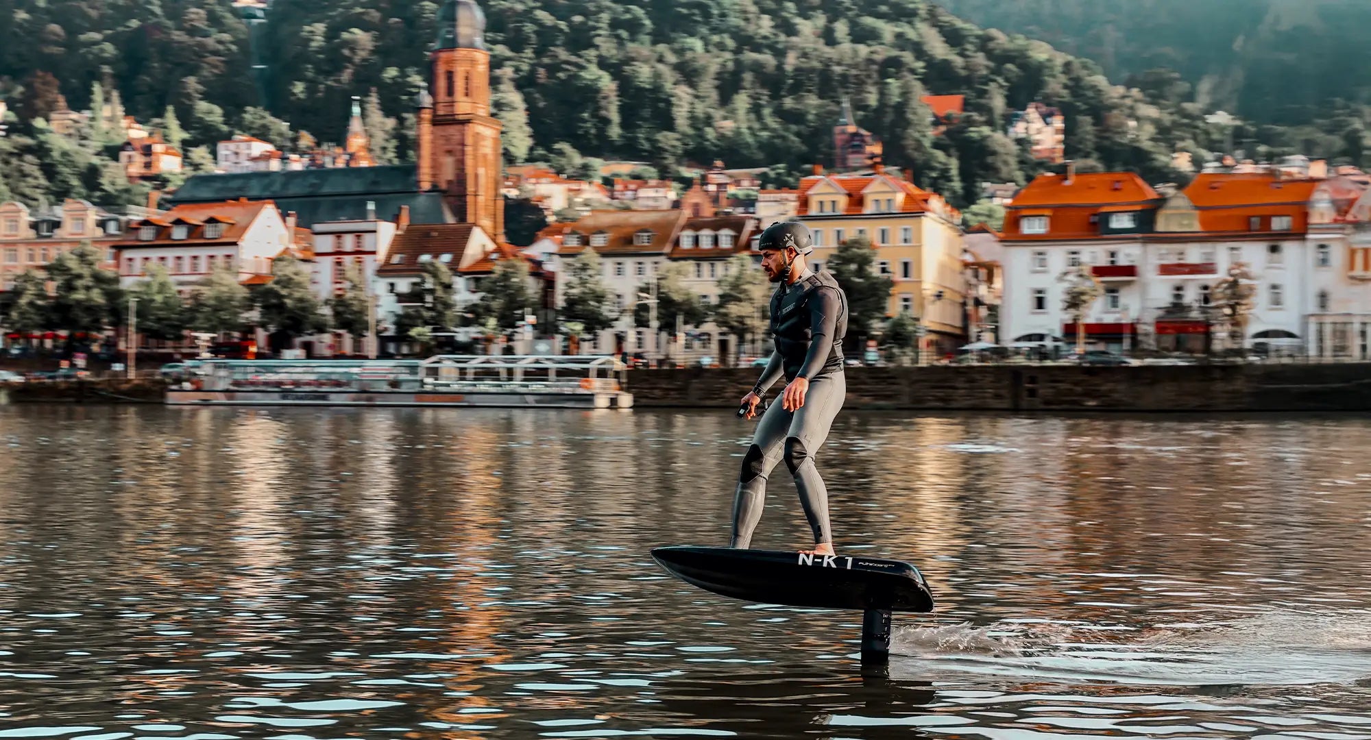 Ein Mann fährt mit seinem Fliteboard auf dem Neckar in Heidelberg eFoil.
