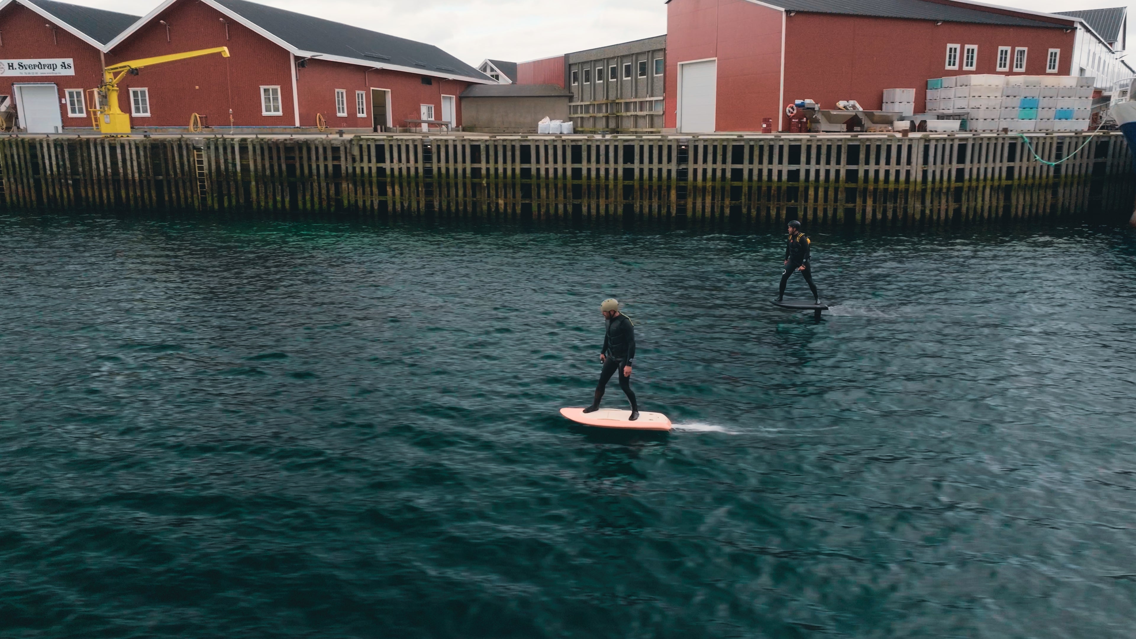 Zwei Personen in Neoprenanzügen beim Foiling auf einem fliteboard in Norwegen.