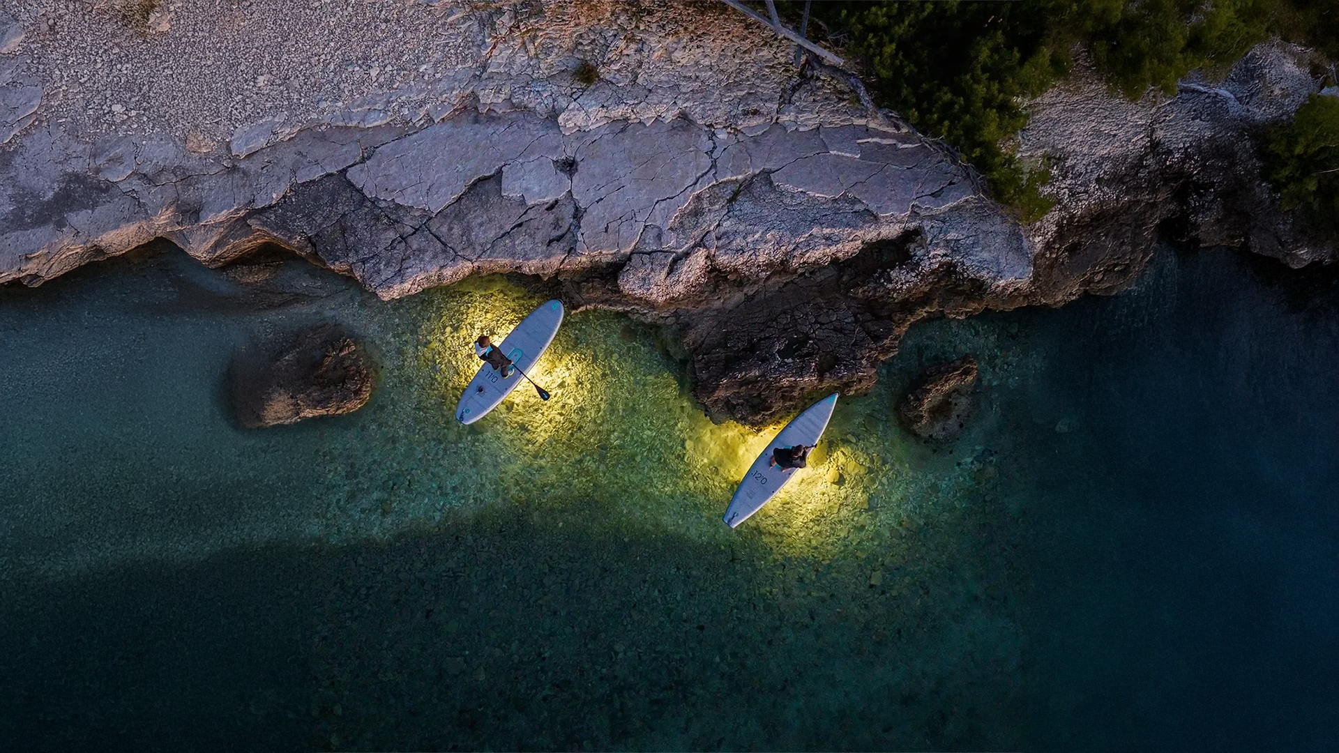 Das Bild zeigt eine Vogelperspektive von zwei SipaBoards mit Personen darauf und dem darunter scheinenden Licht.