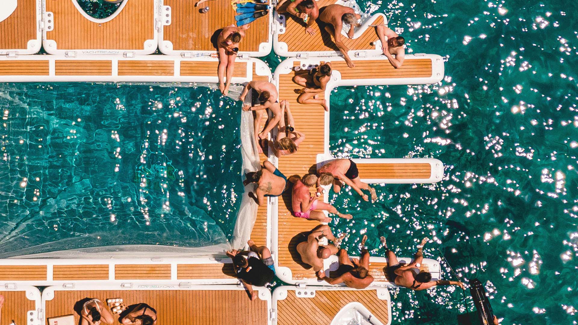 Das Bild zeigt von oben, wie das Jet Ski Dock mit anderen Yacht Beach Plattformen auf dem Wasser verbunden werden kann. Fünfzehn Personen können hier auf den Plattformen untergebracht werden und das Wetter in ihrer Badebekleidung genießen.