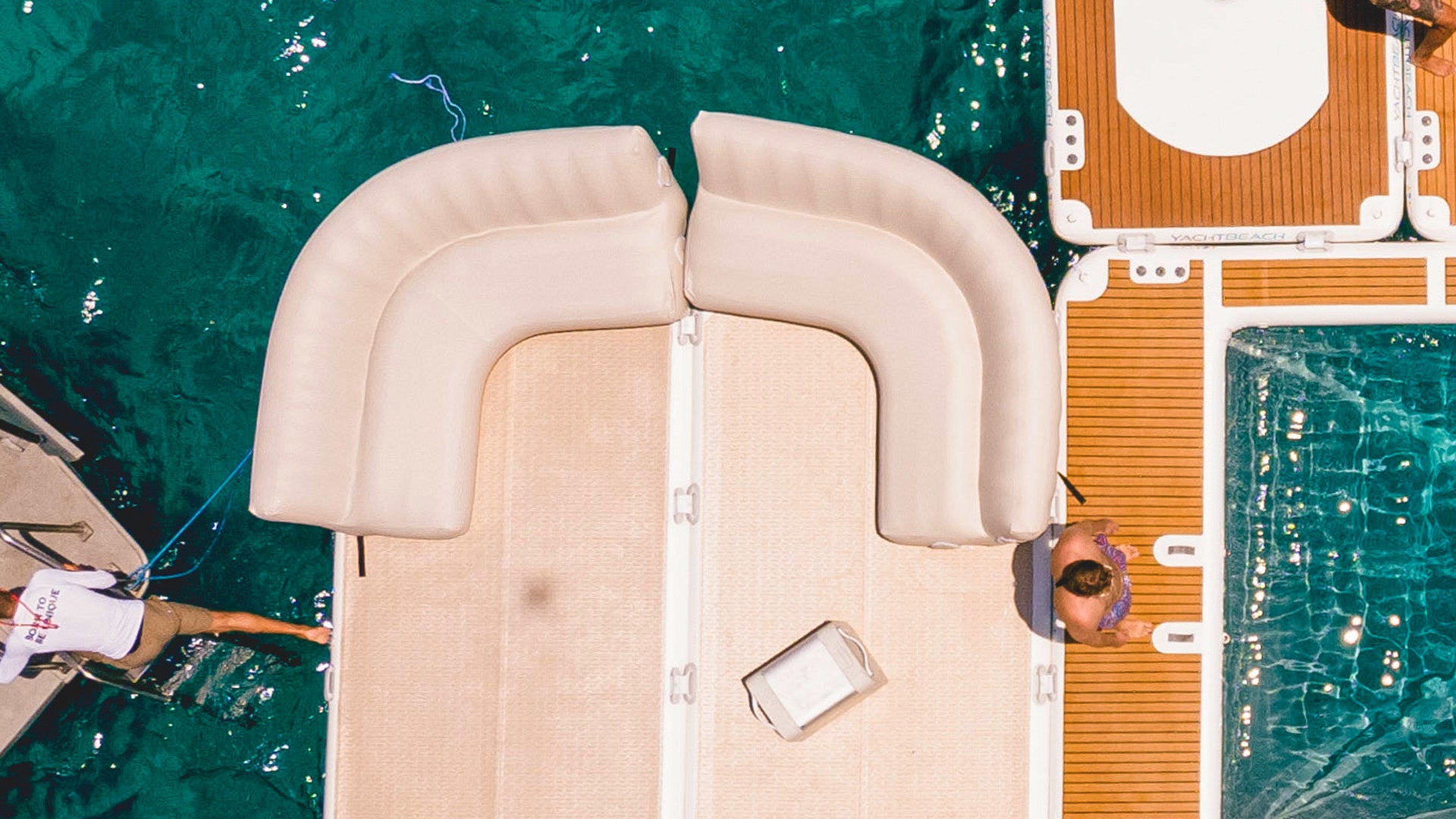 Zwei Yacht Beach Air Sofas sind auf der Yacht Beach Plattform auf dem Wasser integriert.