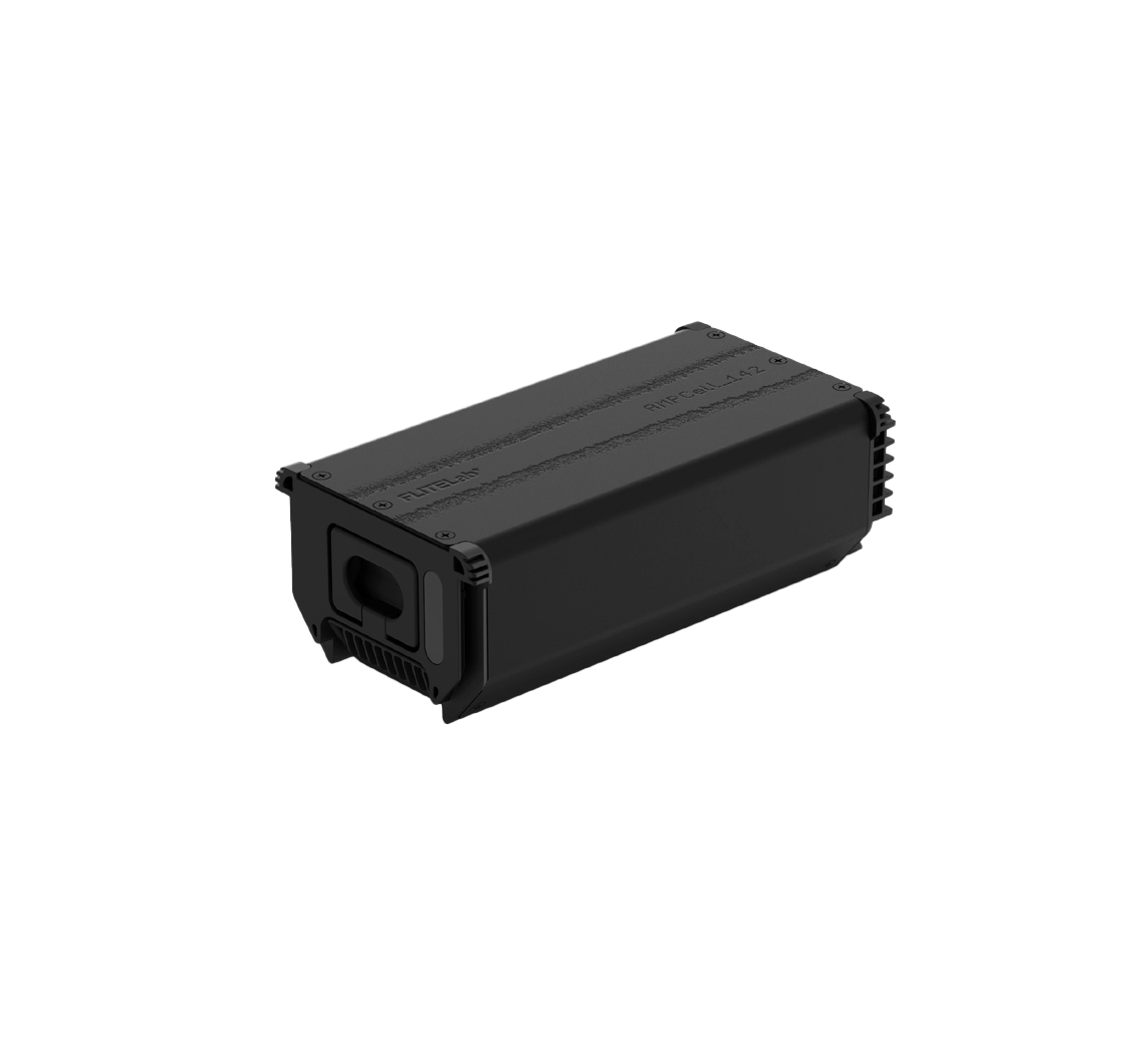 Schwarzer AMPCell_142-Akkupack auf weißem Hintergrund