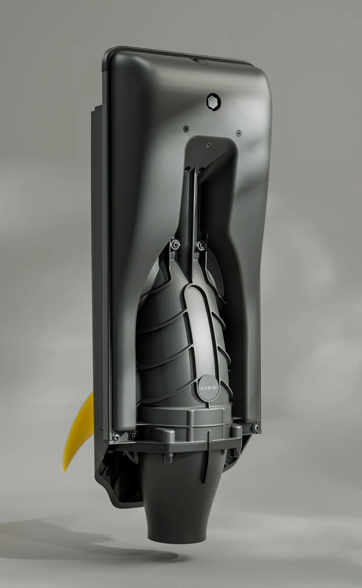 Ein schwarzer Motor für das LIND Canvas Elektro-Surfbrett mit einer gelben Finne.