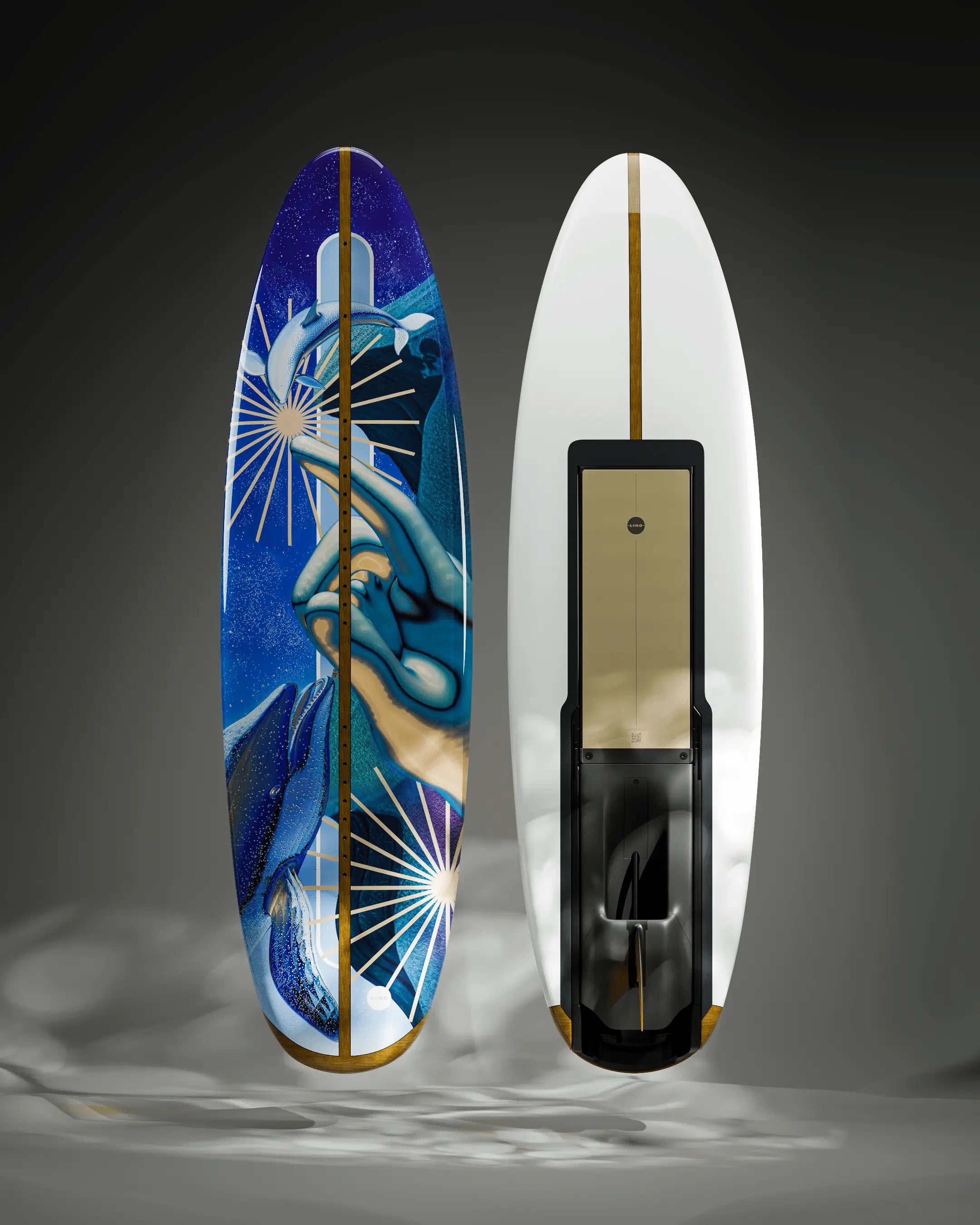 Das Lind Art Surfboard namens Zuhrah ist vorne weiß und hinten blau mit Meeresbewohnern und einer großen Hand von David Alabo.