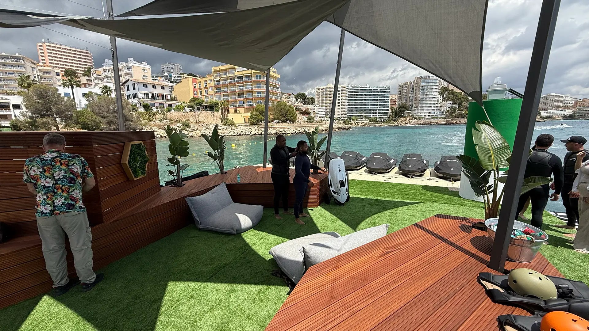 Leute im Calanova Hub mit einem malerischen Blick auf eine Stadt und das Wasser.