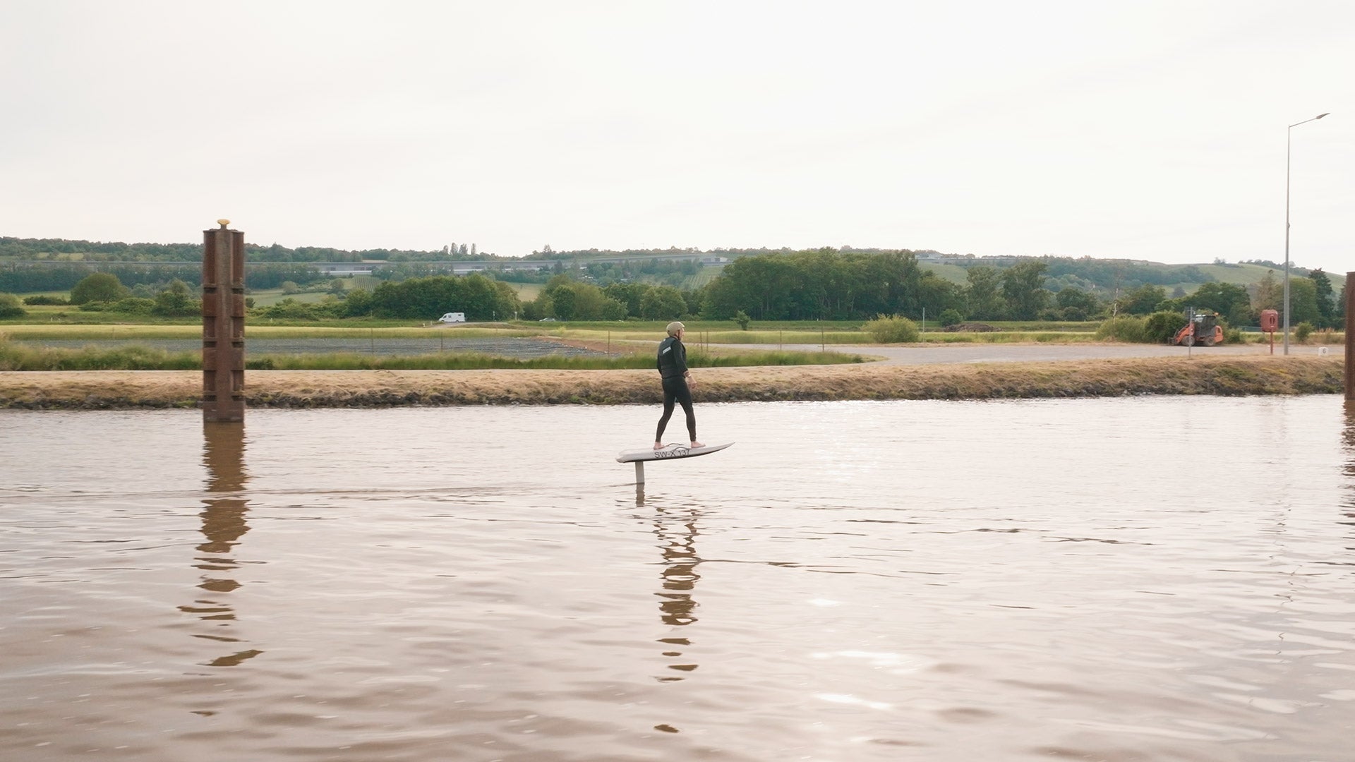 Ein Mann efoilt mit seinem Fliteboard auf dem Fluss in Mannheim.