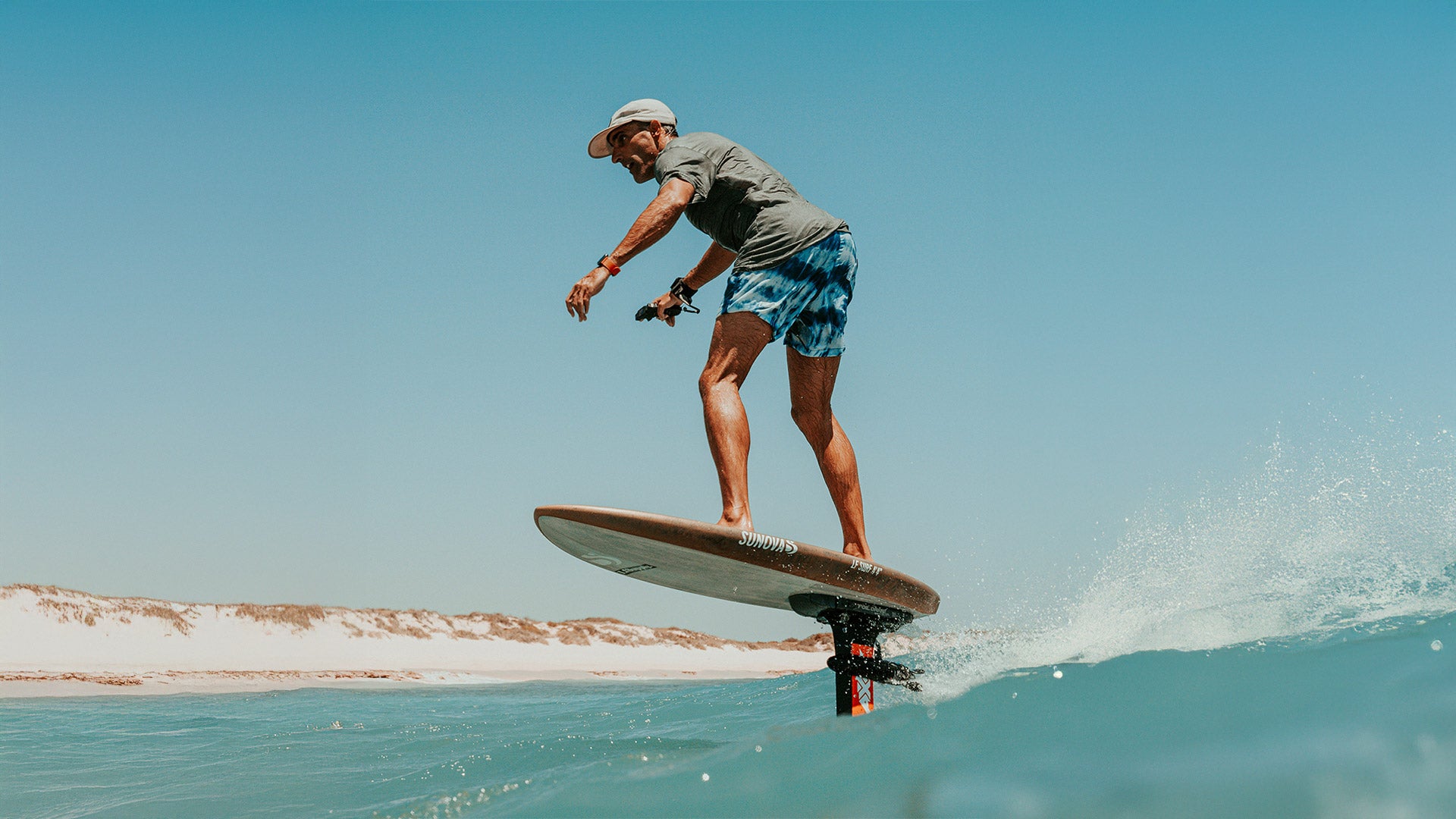 Ein Mann segelt auf dem Meer mit einem Foil und einem Foil Drive Gen 2 Foiling System, das daran befestigt ist.