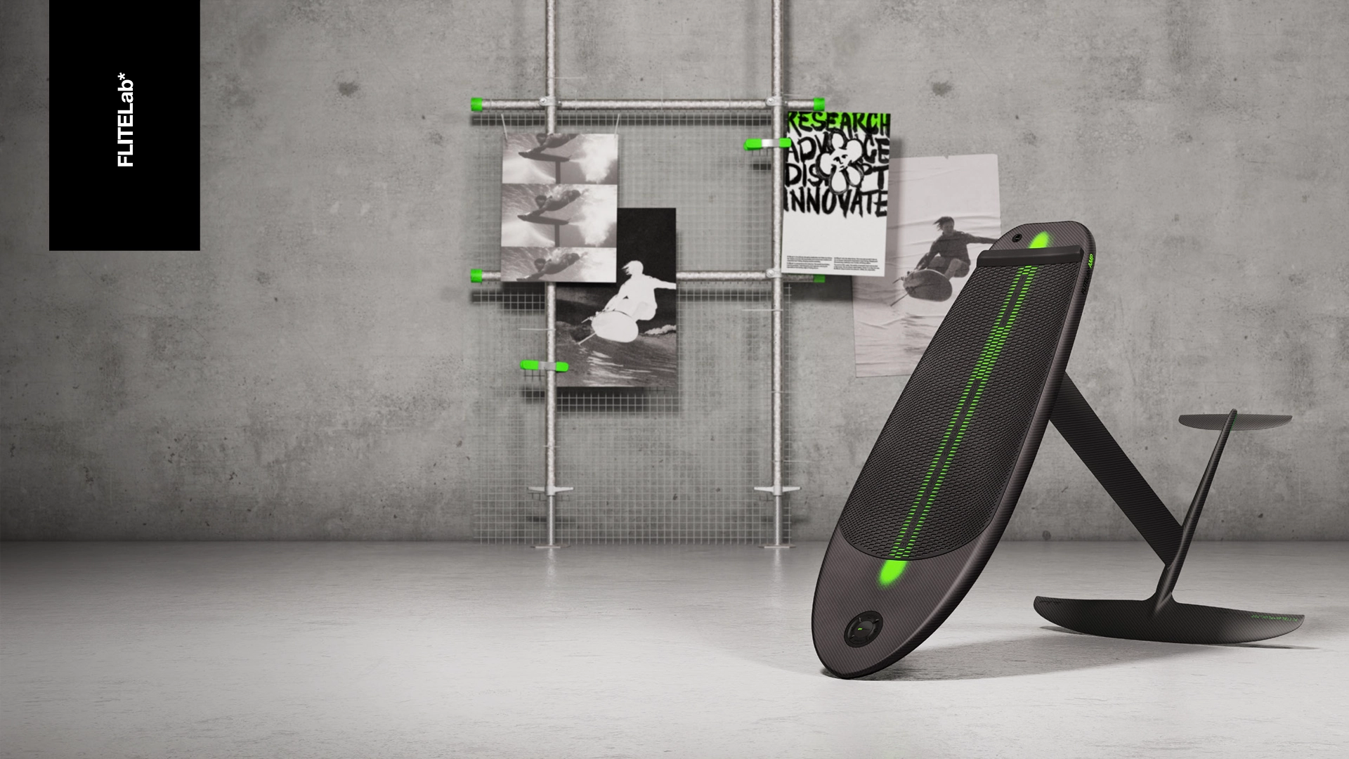 Schwarzes und grünes Flitelab Gerät auf einem Ständer vor einer Betonwand mit Postern.