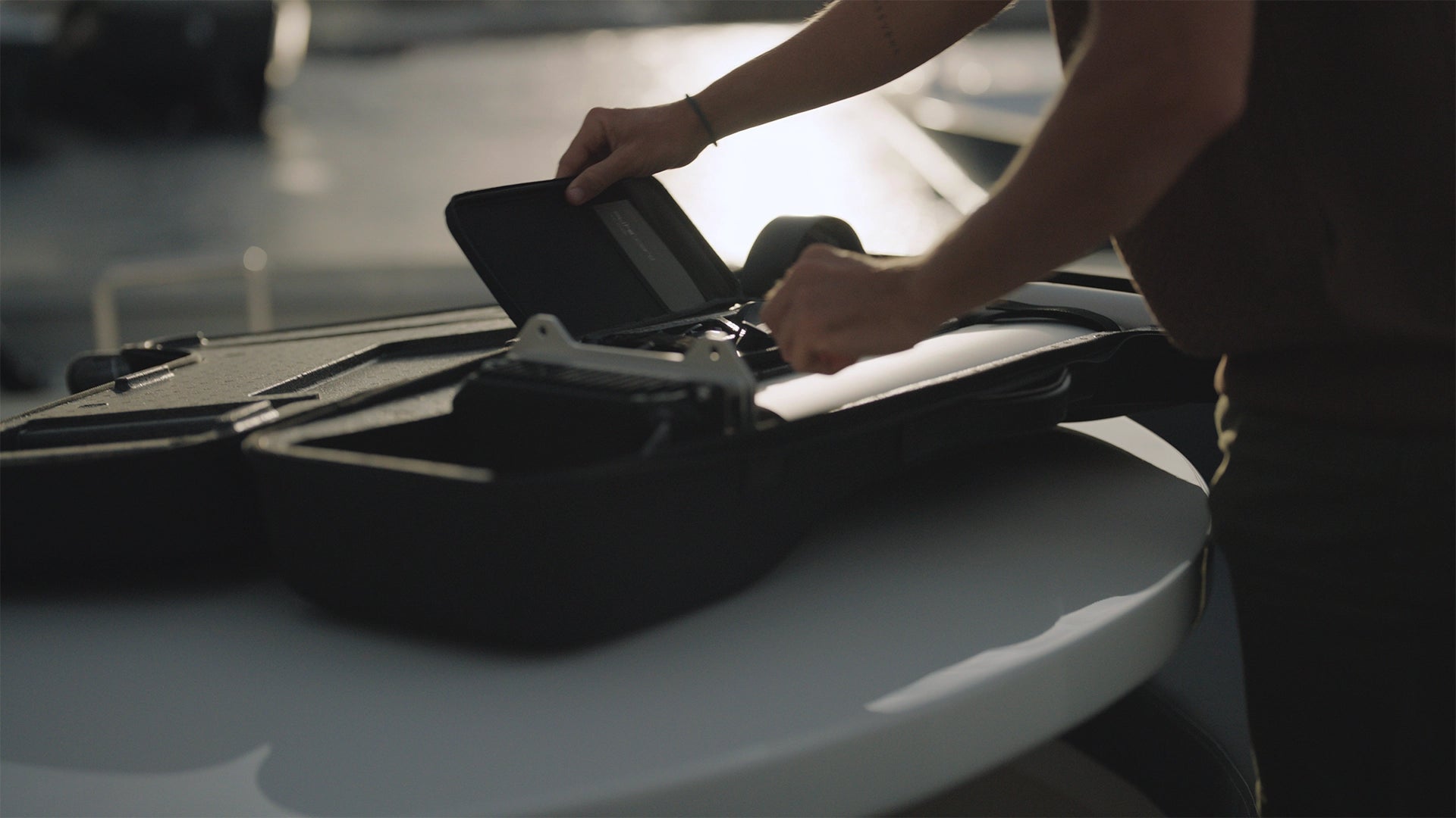 Ein Mann öffnet einen Flite-Koffer und führt Wartungsarbeiten an der eFoil durch.