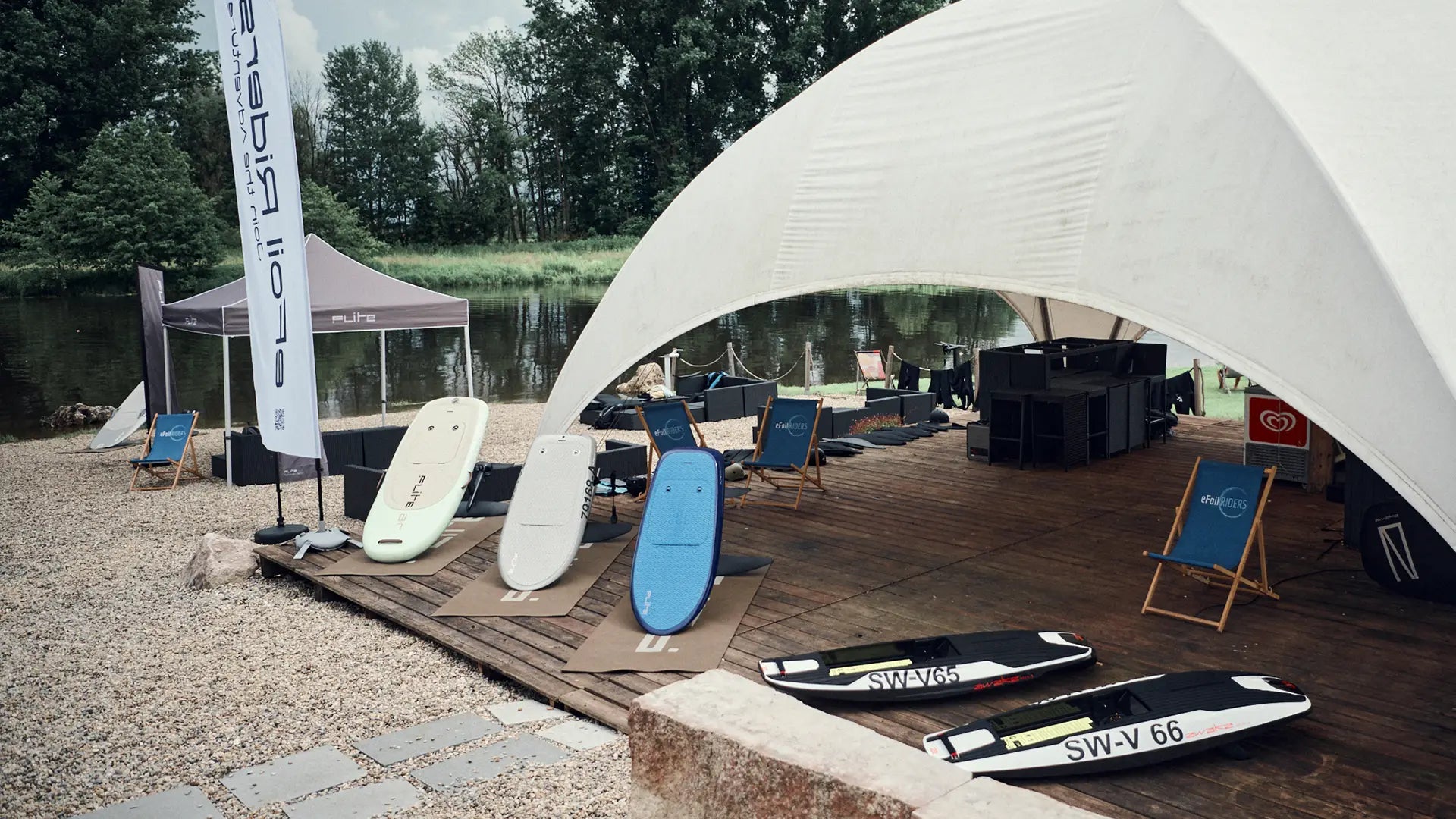 Die eFoil Riders Station in Ingolstadt mit drei Fliteboards und zwei Awake Jetboards.