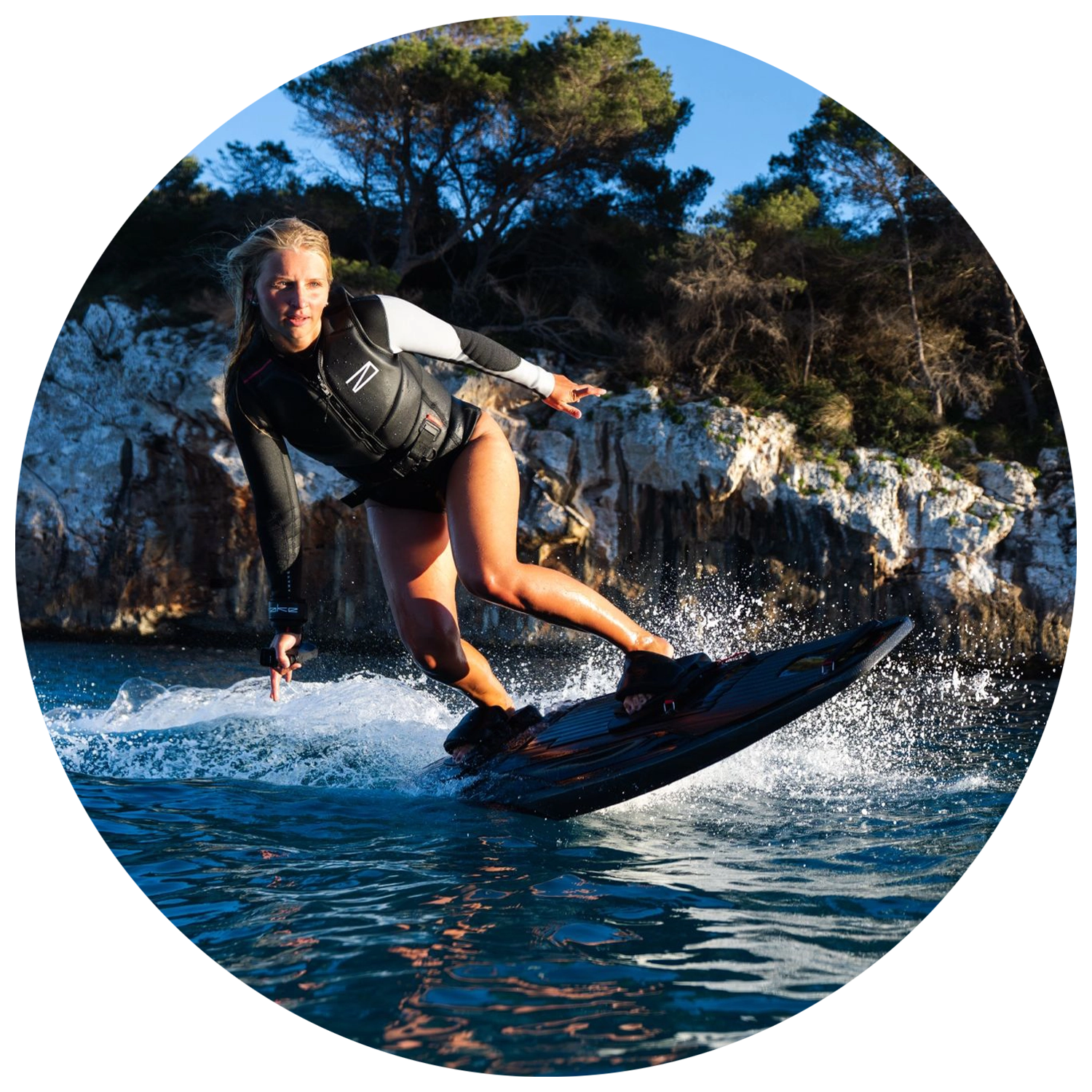 efoil riders Lale Riding a awake in einer natürlichen Umgebung mit Bäumen und Felsen.