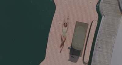 Menschen fahren mit einem eFoil von Flite auf dem Wasser.